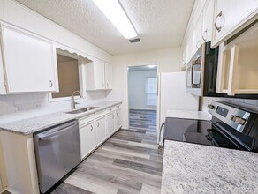 Building Photo - Newly Remodeled 3 bed/ 2 bath home in Coun...
