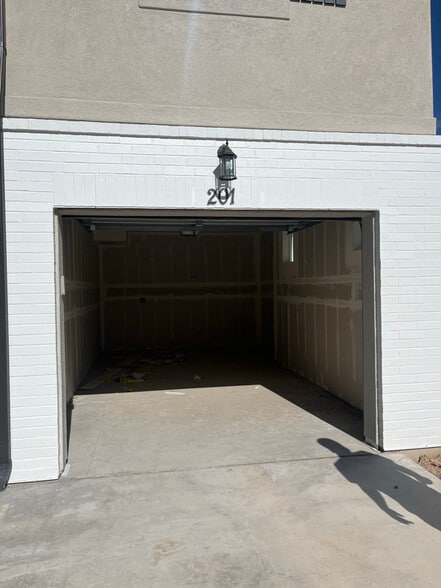 Building Photo - 710 715 S