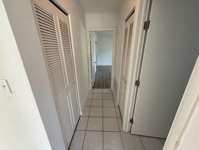 Building Photo - 6805 NW 75th Dr