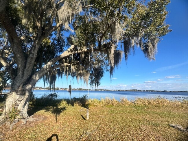 Building Photo - 734 Memorial Dr