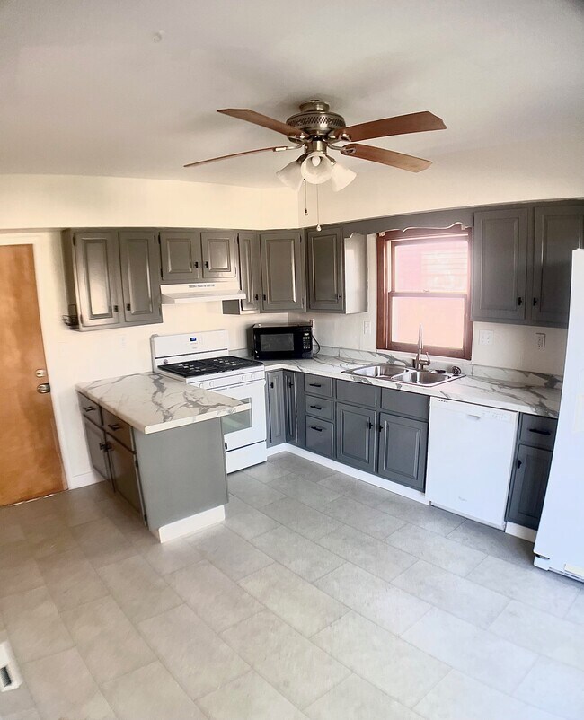 Building Photo - 6 Riverview Ln