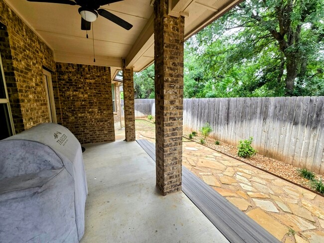 Building Photo - 605 Lister Dr