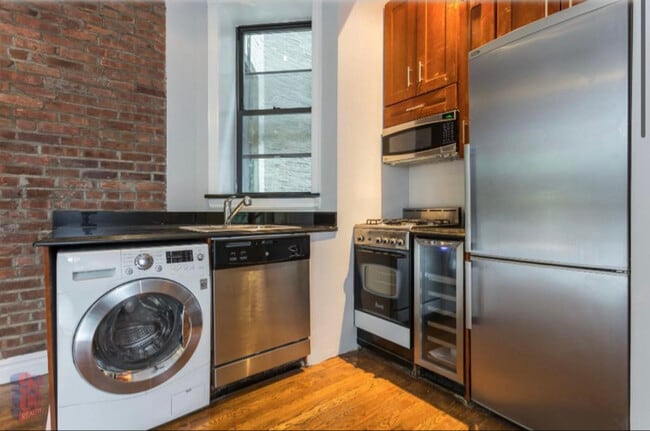 Building Photo - 565 Mott St