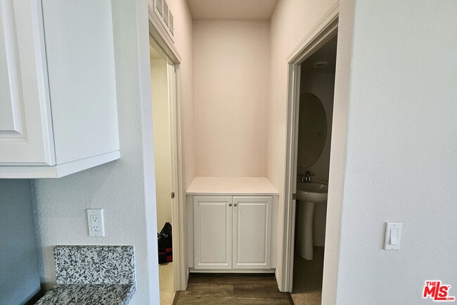 Building Photo - 7245 Maple Rd