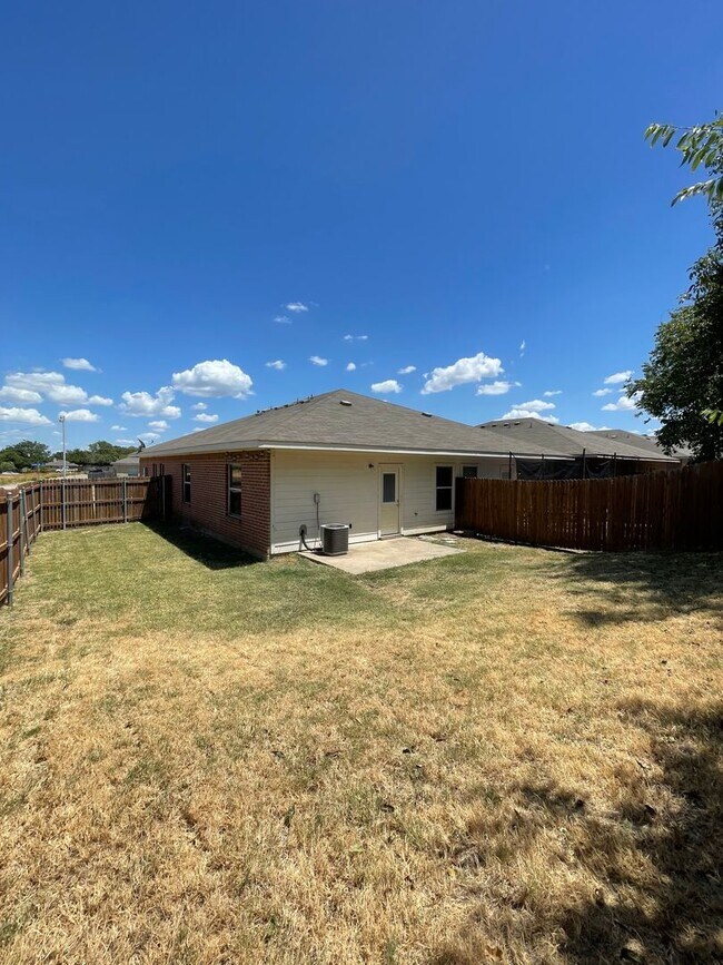 Building Photo - Charming 3/2 Duplex with Garage — No Carpet, Fenced Yard!