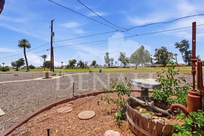 Building Photo - 10747 W Hope Dr