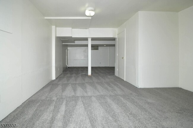 Building Photo - 65 Vones Ln