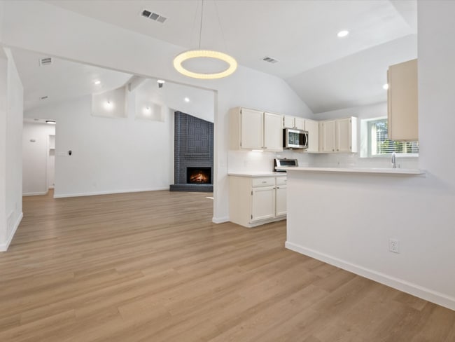 Building Photo - 612 De Soto Dr