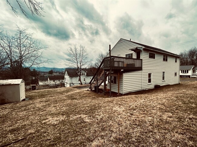 Building Photo - 98 Richard St