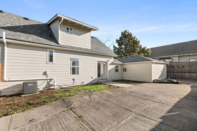 Building Photo - 8334 SE Taylor Ct