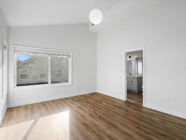 Building Photo - 4 bed/3.5 Bath Townhouse in Richmond Neighborhood, SE Portland