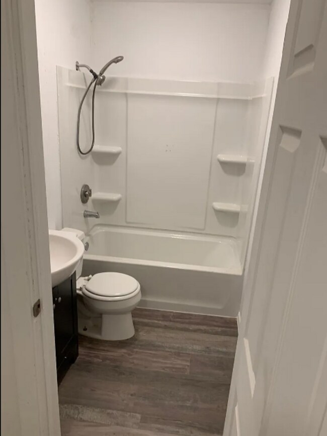 Building Photo - Beautifully Redone 2 Bedroom House! Available for a 5/1 Move In!!! *Updated Photos to Come*