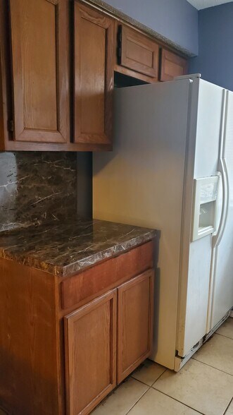 Kitchen - 15610 Weldon Dr
