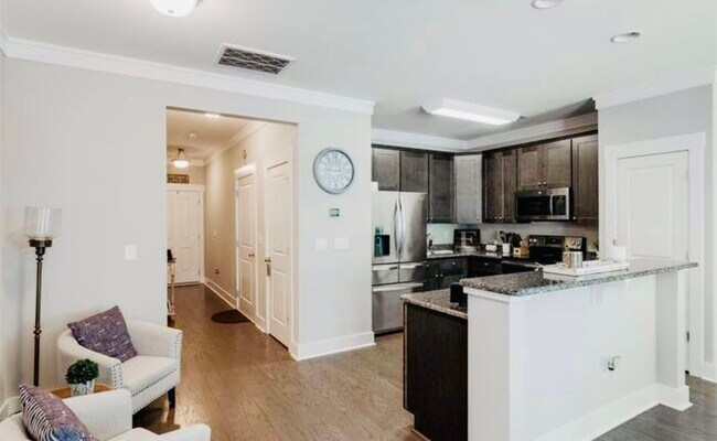 Building Photo - 731 Elmbrook Dr