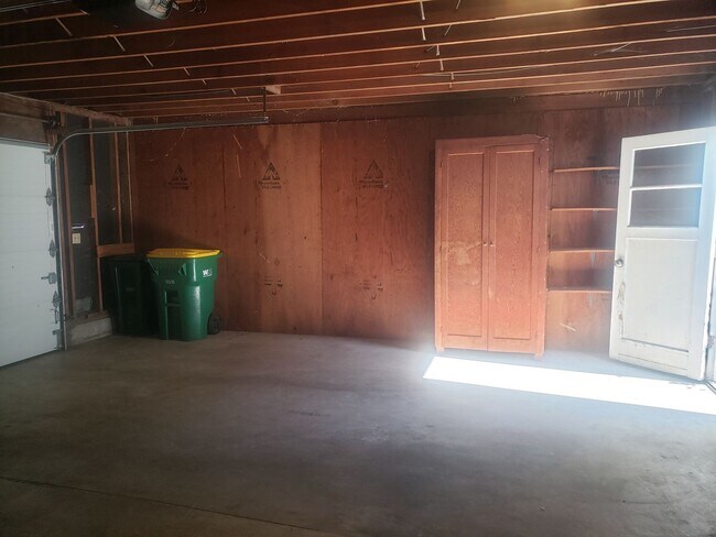 Building Photo - Spacious Townhouse with Two Car Garage!
