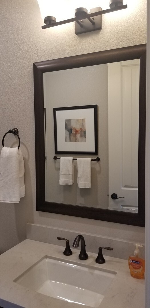 Building Photo - Beautiful end unit 4 bedroom condo in Dublin