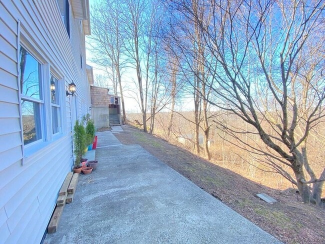Building Photo - 5 Hillside Dr