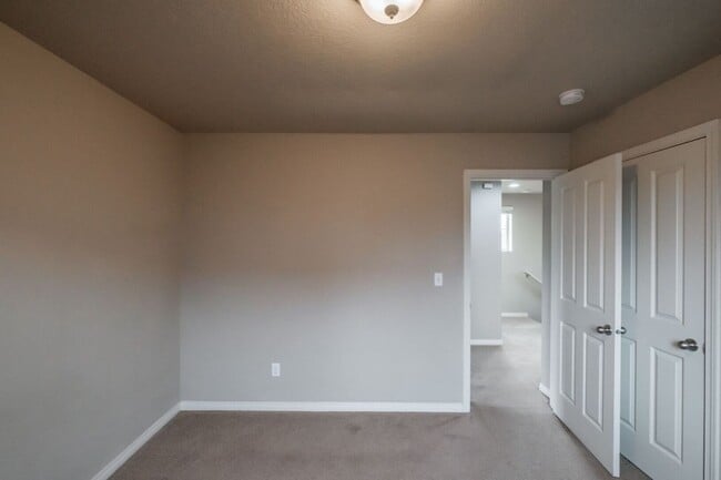 Building Photo - 4-Bedroom Home in NW Albany