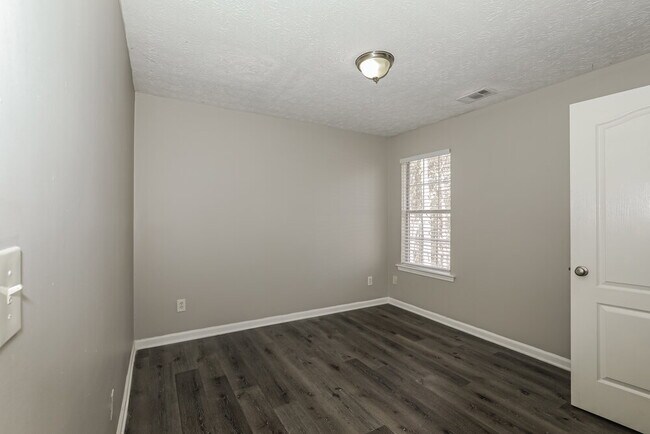 Building Photo - 587 Rosewood Cir