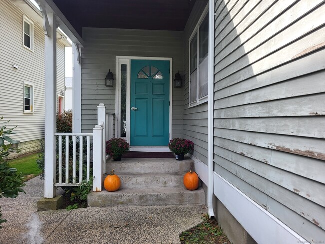 Building Photo - 46 Seaside Ave