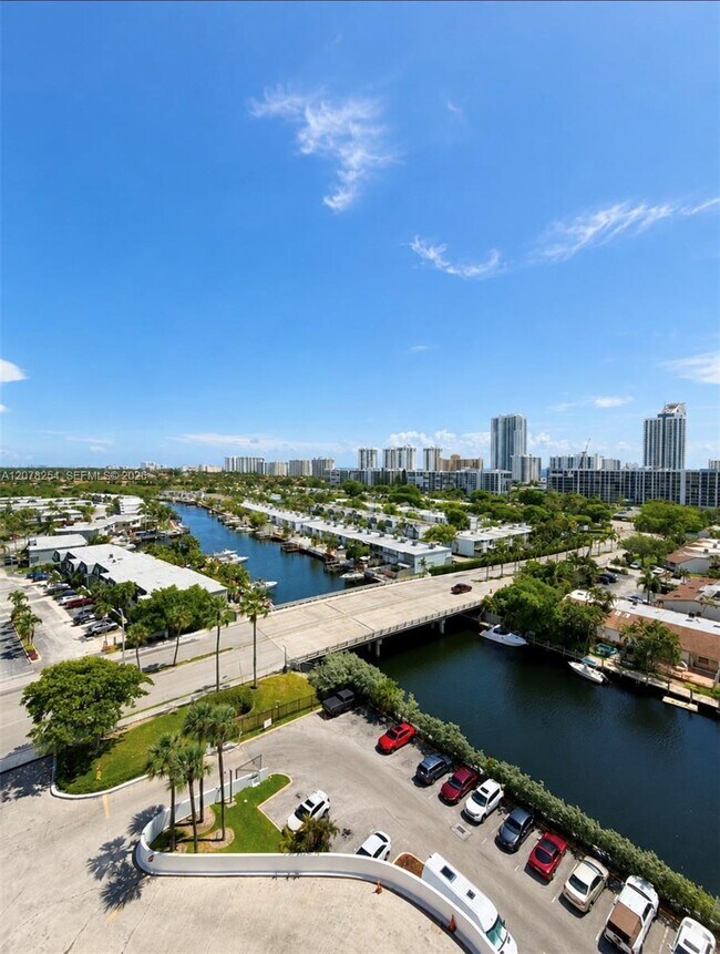 Building Photo - 2500 Parkview Dr