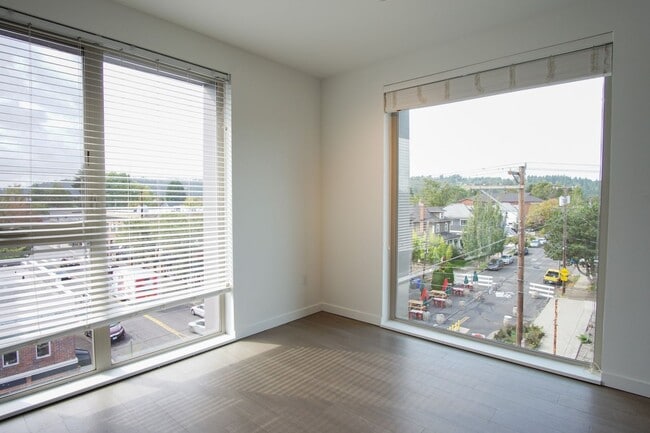 Building Photo - Fabulous Top Floor Sellwood 1-Bedroom with Condo-Grade Finishes!