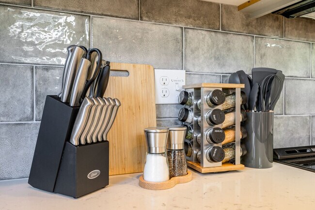 Building Photo - 1600 S Washington St