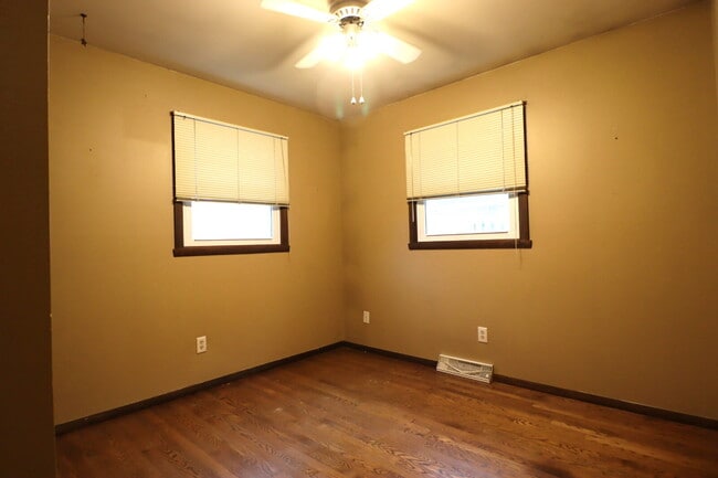Building Photo - "Spacious 4-Bedroom 2 Bath with Finished B...