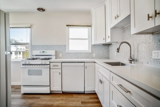 Remodeled kitchen - 715 Loma Dr