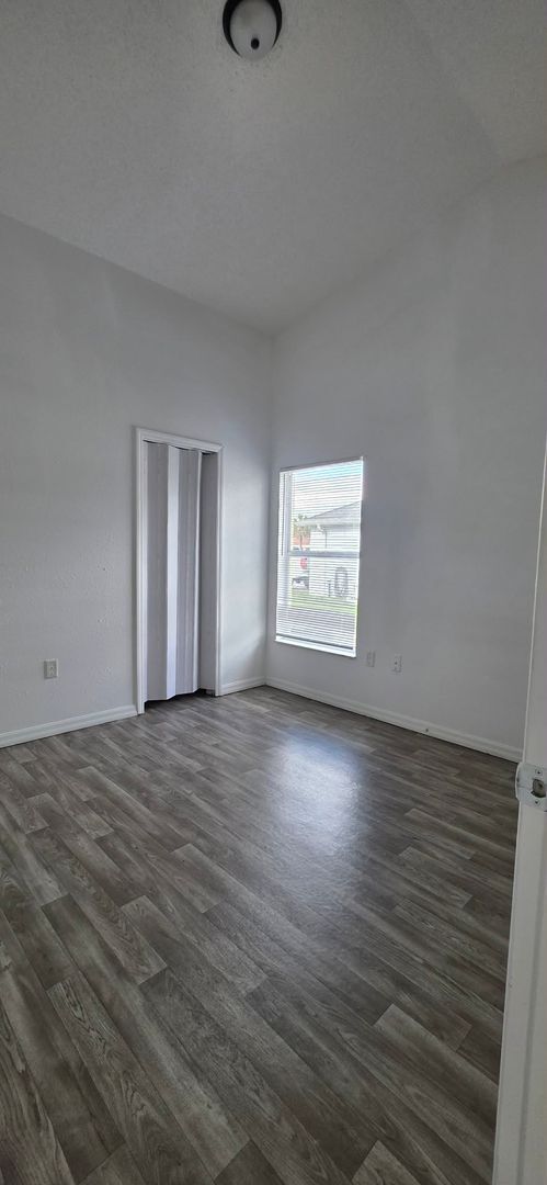 Building Photo - Spacious 3BR/2BA Home with Screened Patio and 2-Car Garage