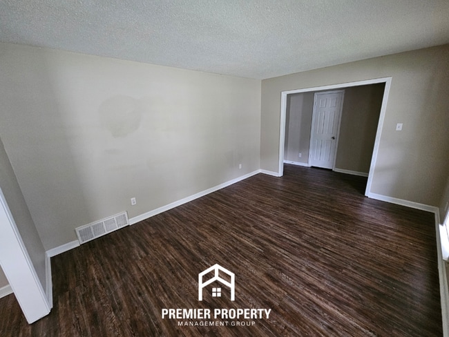 Building Photo - Huge 3BR/2BA Near Kirby | 1,774 Sq Ft, Hardwood Floors, Fireplace & Bay Window