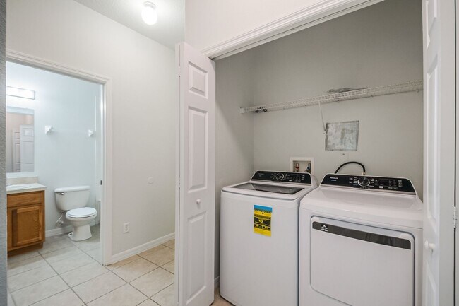 Building Photo - Spacious 3/2 Condo in the Gated Oakwater Community with Single Car Garage! Brand new carpets and ...