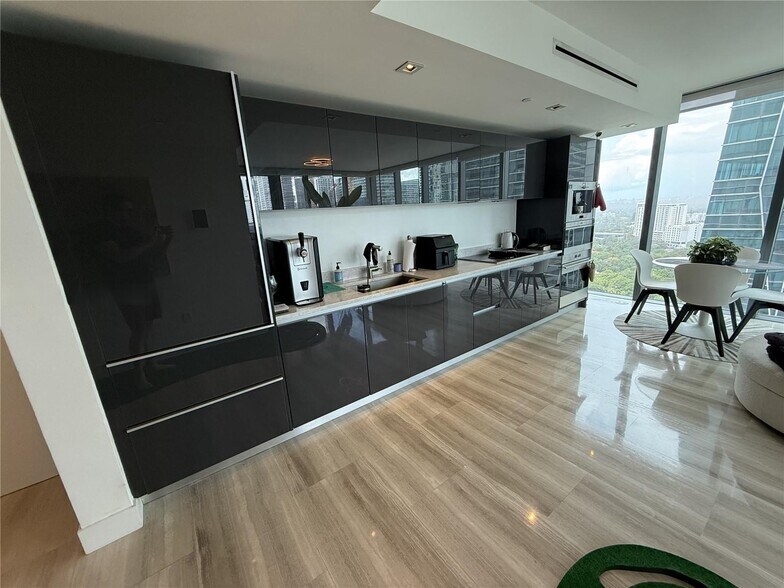 Building Photo - 1451 Brickell Ave