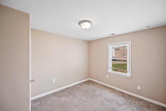 Building Photo - CHARMING 3 BEDROOM 1 BATH NEAR LITTLE CREEK & SHORE DR