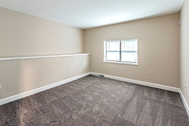 Building Photo - 811 N Van Buren St