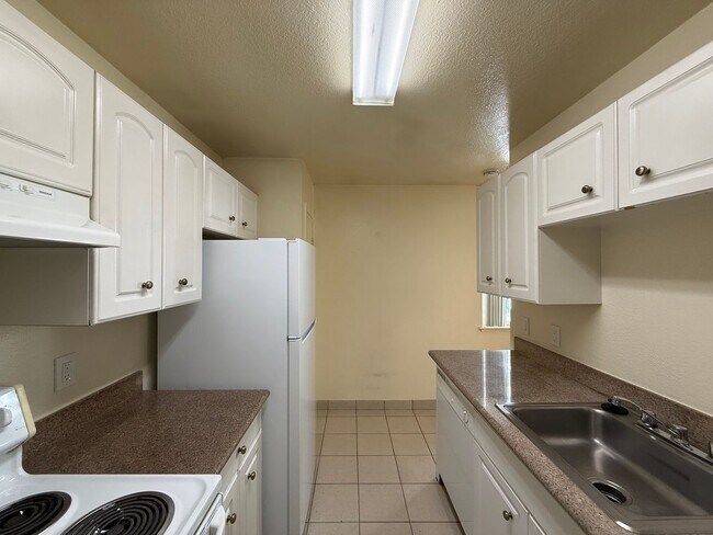 Building Photo - 2112 Chrysler Dr