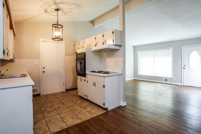 Building Photo - Cute 3 Bedroom