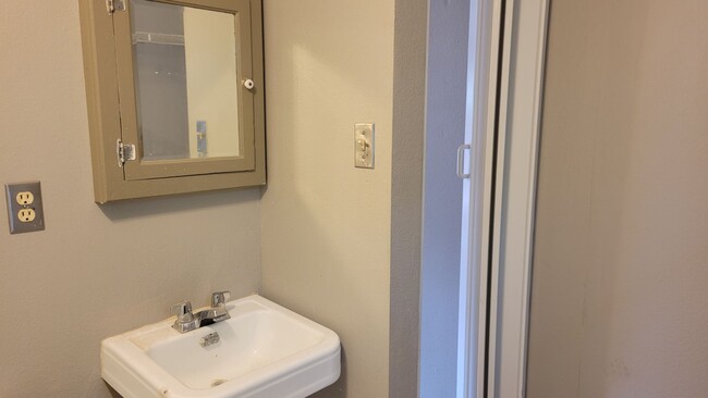 Building Photo - PRE-LEASING FOR September! Quiet Quaint Pr...