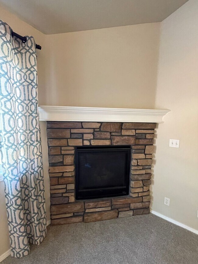 Building Photo - Spacious 3-Bed + Den Home in Hollybrook Su...