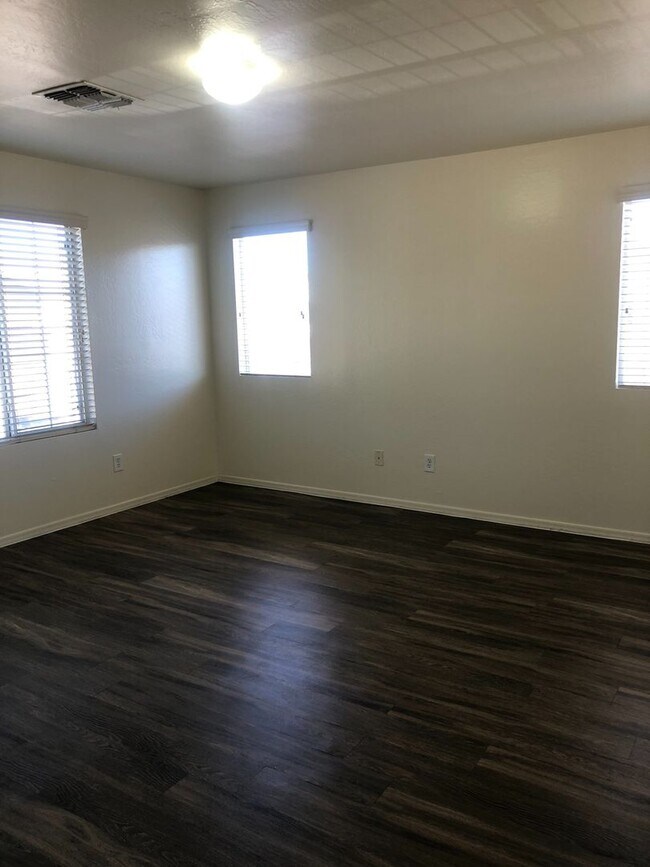 Building Photo - 3 bedroom 2.5 bath home - 2 car garage - S...