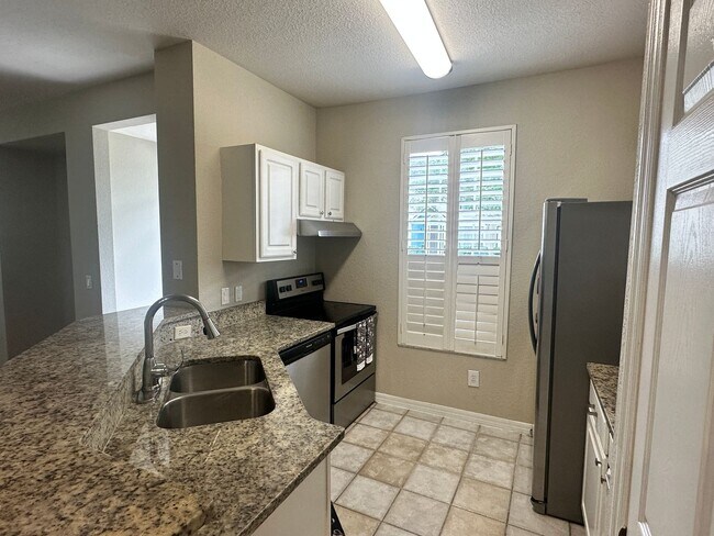 Building Photo - 13700 Richmond Park Dr N
