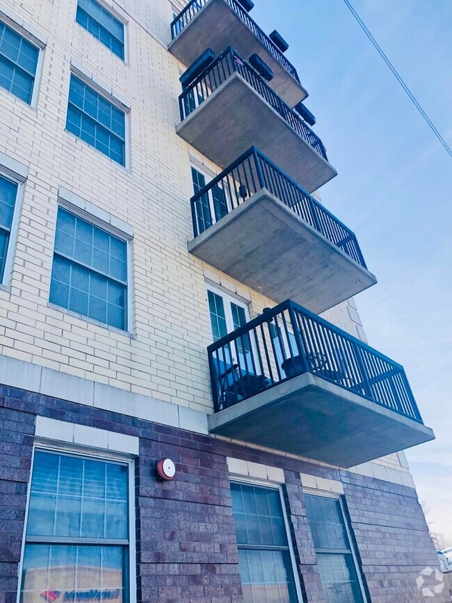 Building Photo - 5978 N Lincoln Ave