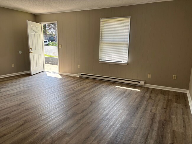 Building Photo - 829
