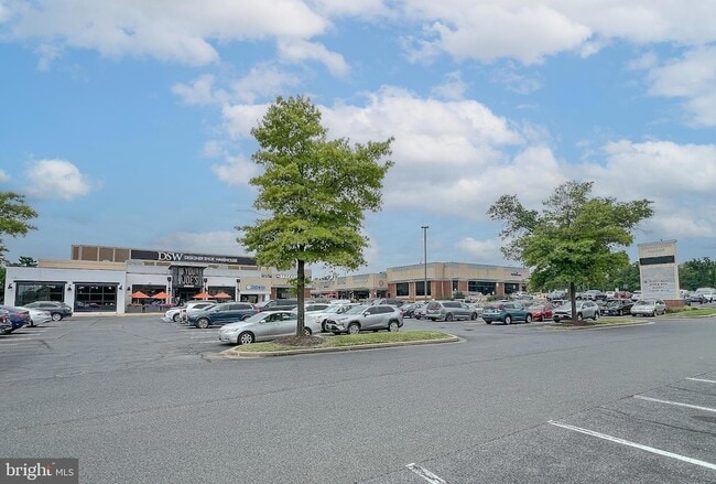 Building Photo - 5905 Lone Oak Dr