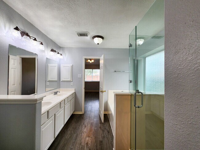 Building Photo - 11902 White Water Bay Dr