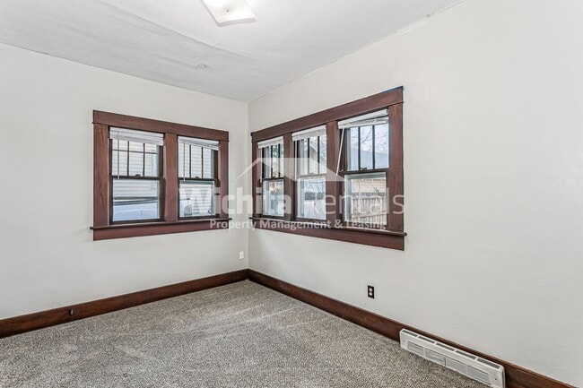 Building Photo - Newton house available for rent!