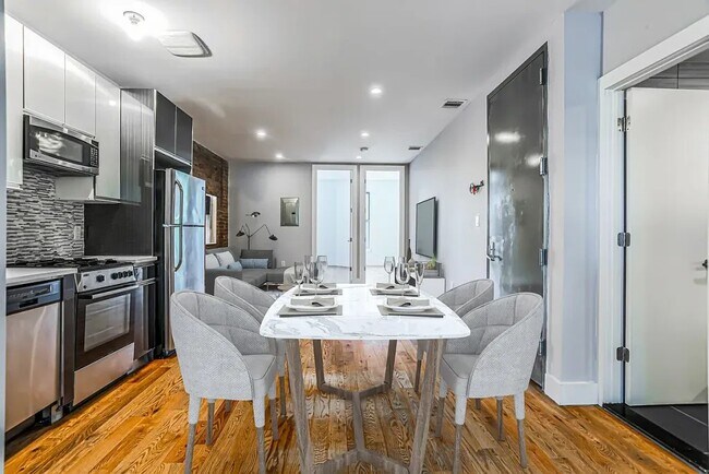 Building Photo - Furnished room/NOT APARTMENT
