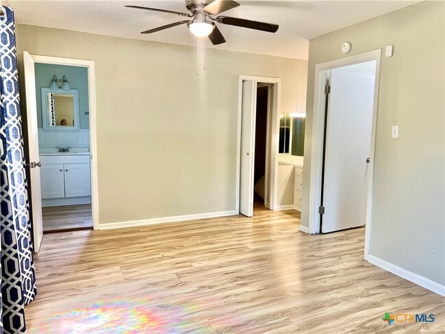 Building Photo - 1402 Duvall Dr