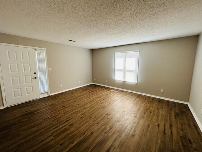 Building Photo - 2902 6th St.