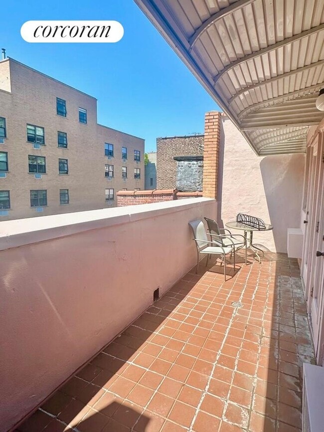 Building Photo - 422 E 10th St